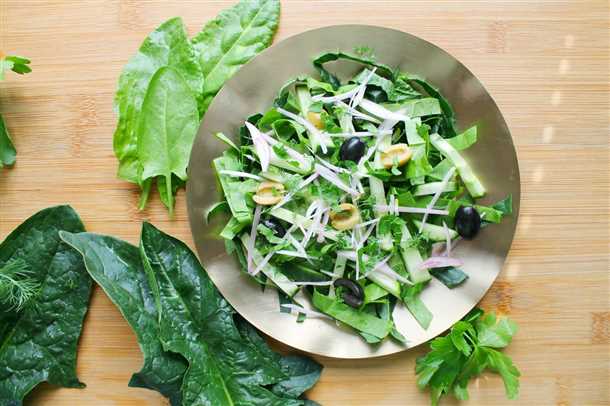 Выращивание щавеля не требует особых навыков и усилий. Это растение неприхотливо и прекрасно растет как на открытом грунте, так и в горшках на подоконнике. Для выращивания щавеля в открытом грунте необходимо выбрать солнечное место и подготовить плодородную почву. Не забудьте также обработать землю перед посадкой.