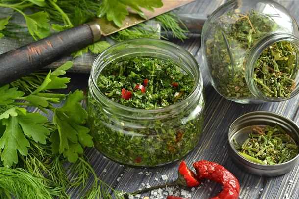 Если вы решили выращивать щавель в горшках, выберите подходящую посадочную емкость с дренажной системой и хорошими дренажными отверстиями. Для посева щавеля используйте свежие семена или рассаду. Учтите, что щавель любит влажность и не переносит засушливых условий, поэтому регулярно поливайте растение и следите за влажностью почвы.