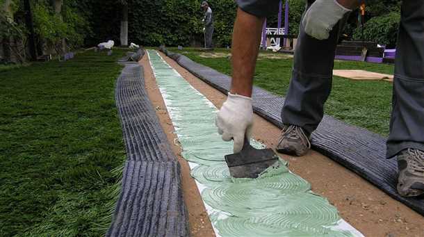 Как укладывать искусственный газон (видео)