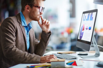 Фото мужчина работает за компьютером