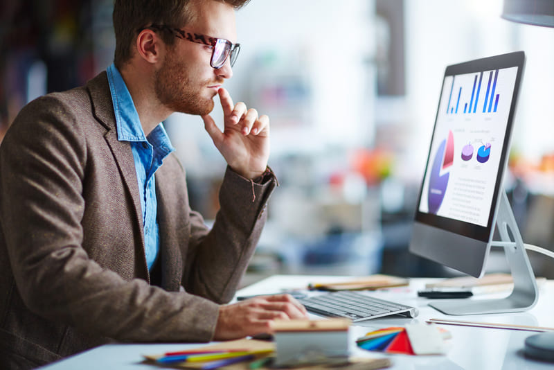 Фото мужчина работает за компьютером