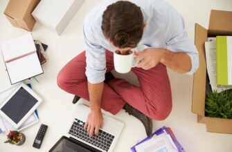 Фото мужчина работает онлайн дома за ноутбуком