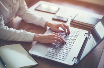 Девушка за ноутбуком